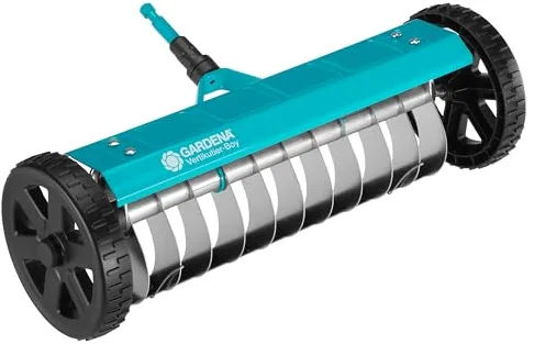 Gardena Escarificador con Ruedas combisystem : escarificador Manual para Quitar Musgo, maleza y Paja, Ancho de Trabajo 32 cm, robustas Ruedas y Eje de elevación para facilitar el Trabajo (3395-88)
