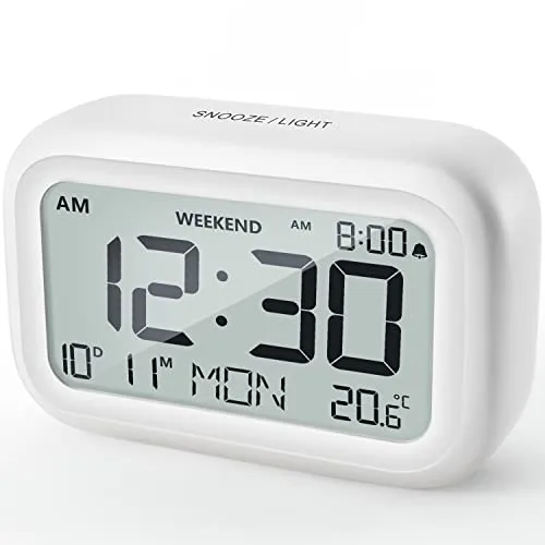 DOOMAY Despertador Digital de mesita de Noche – Reloj con batería con Volumen de Pantalla LCD Ajustable y Modo de Fin de Semana para Dormitorio, Escritorio y Viajes (D-White)