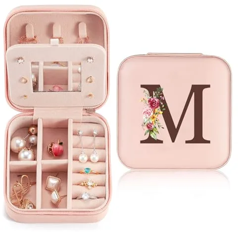 Sinekong Estuche Joyero Pequeño con Inicial M, Portátil Jewelry Organizer, Joyero Organizador de Viaje de Cuero PU, Joyero de Viaje Pequeño para Niña, Regalo Madre, Regalo Cumpleaños Rosa