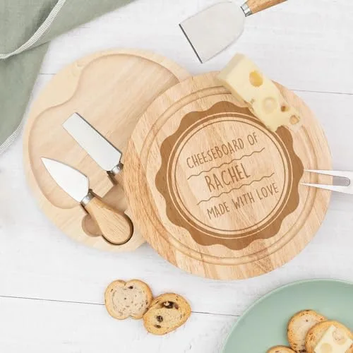 Wanapix | Tabla de Quesos Personalizada | Set Tabla + 4 Cuchillos de Acero Inoxidable | Bandeja/Estuche de Madera con Texto Grabado | 22ø cm | Made with Love