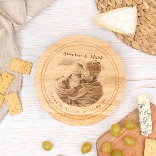 Wanapix | Tabla de Quesos con Foto y Texto | Set Tabla + 4 Cuchillos de Acero Inoxidable | Bandeja de Madera Personalizada con Grabado Láser | 22ø cm | 100% Personalizado