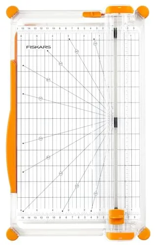 Fiskars SureCut Cortadora de papel, A4, Base ancha, Cortadora de papel con guía de línea de corte, Blanco/Naranja, 1077980.