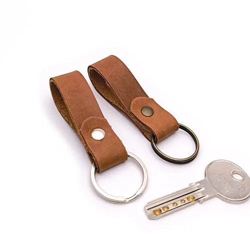 LA CHUECA POLO Pack 2 Llaveros de Cuero Genuino con Aro Metálico Dorado y Plateado – Hecho a Mano, Estilo Minimalista y Elegante – Regalo Original Hombre y Mujer (MARRON)